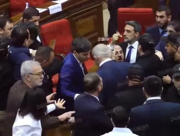 Andranikin burnu qanayıb, Rubenin paltarı cırılıb: Ermənistan parlamentindəki davanın təfərrüatı