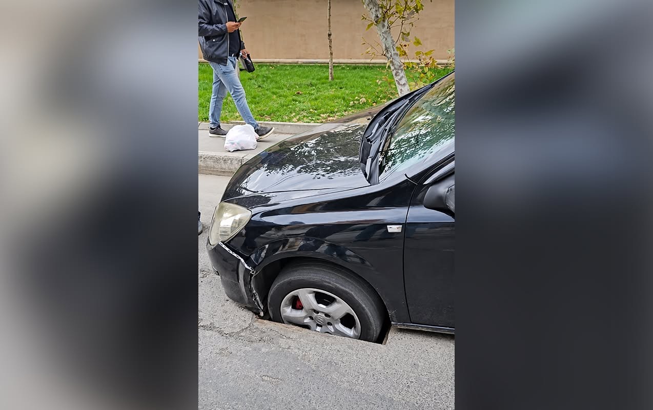 Maşın “lyuk”a düşdü, sürücü kömək çağırdı - Video