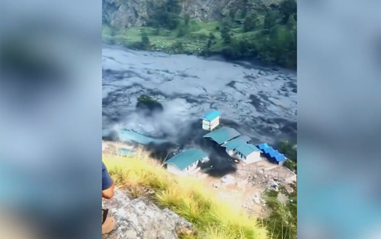 Nepalda çay məcrasından çıxdı, qarşısına gələni məhv etdi - Video
