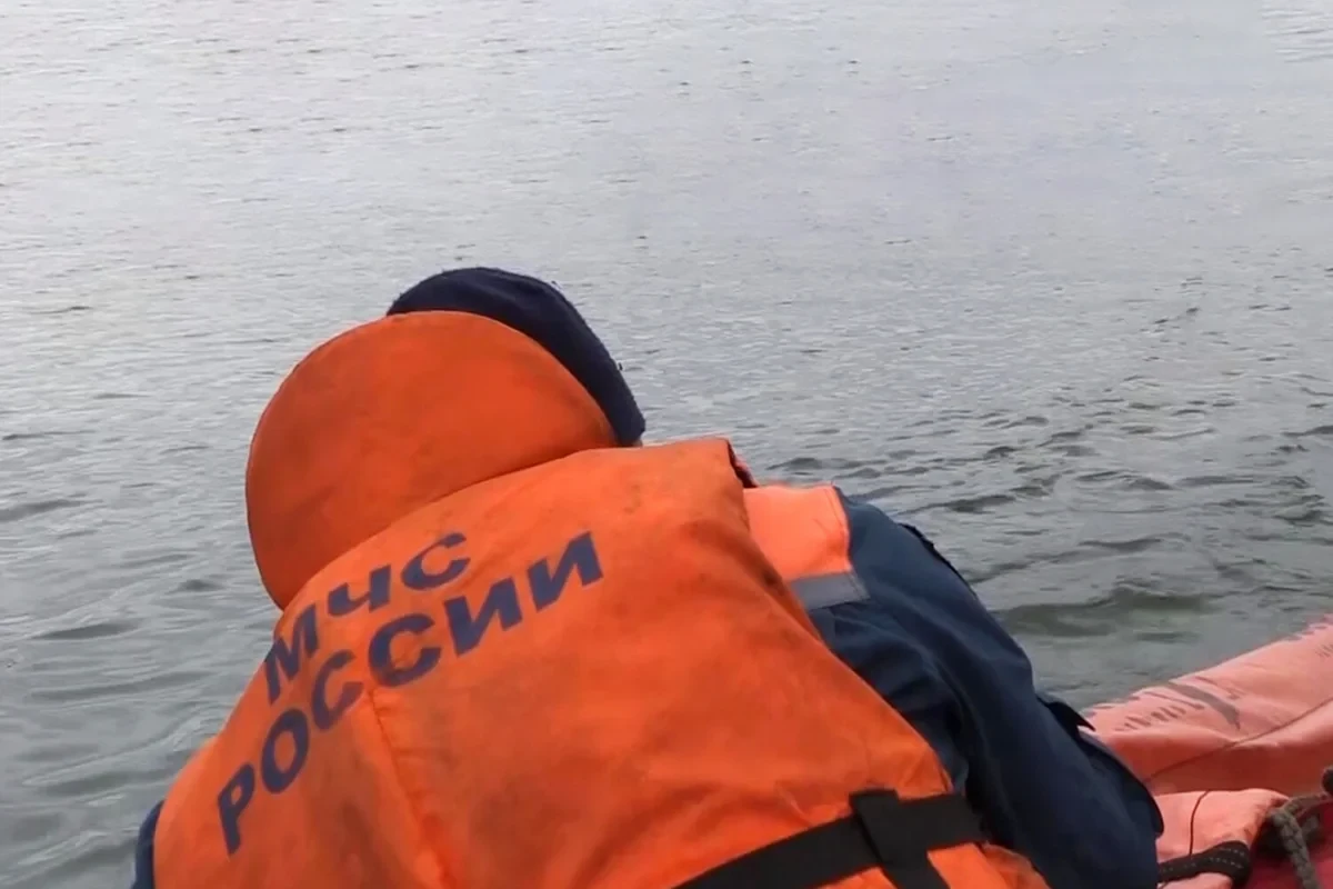В акватории Каспийского моря перевернулась лодка с людьми