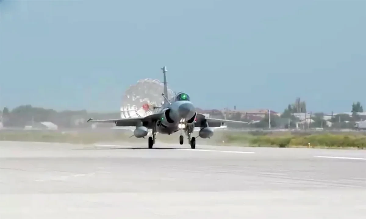 Pilotlar birgə təlimdə döyüş tapşırıqlarını dəqiqliklə yerinə yetirdilər -