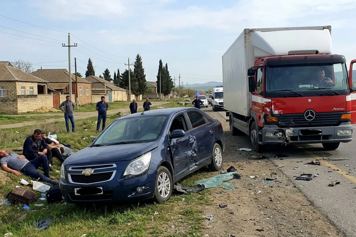 Azərbaycanda DƏHŞƏTLİ QƏZA: Yük maşınının vurduğu avtomobil piyadalara çırpıldı - Ölənlər var