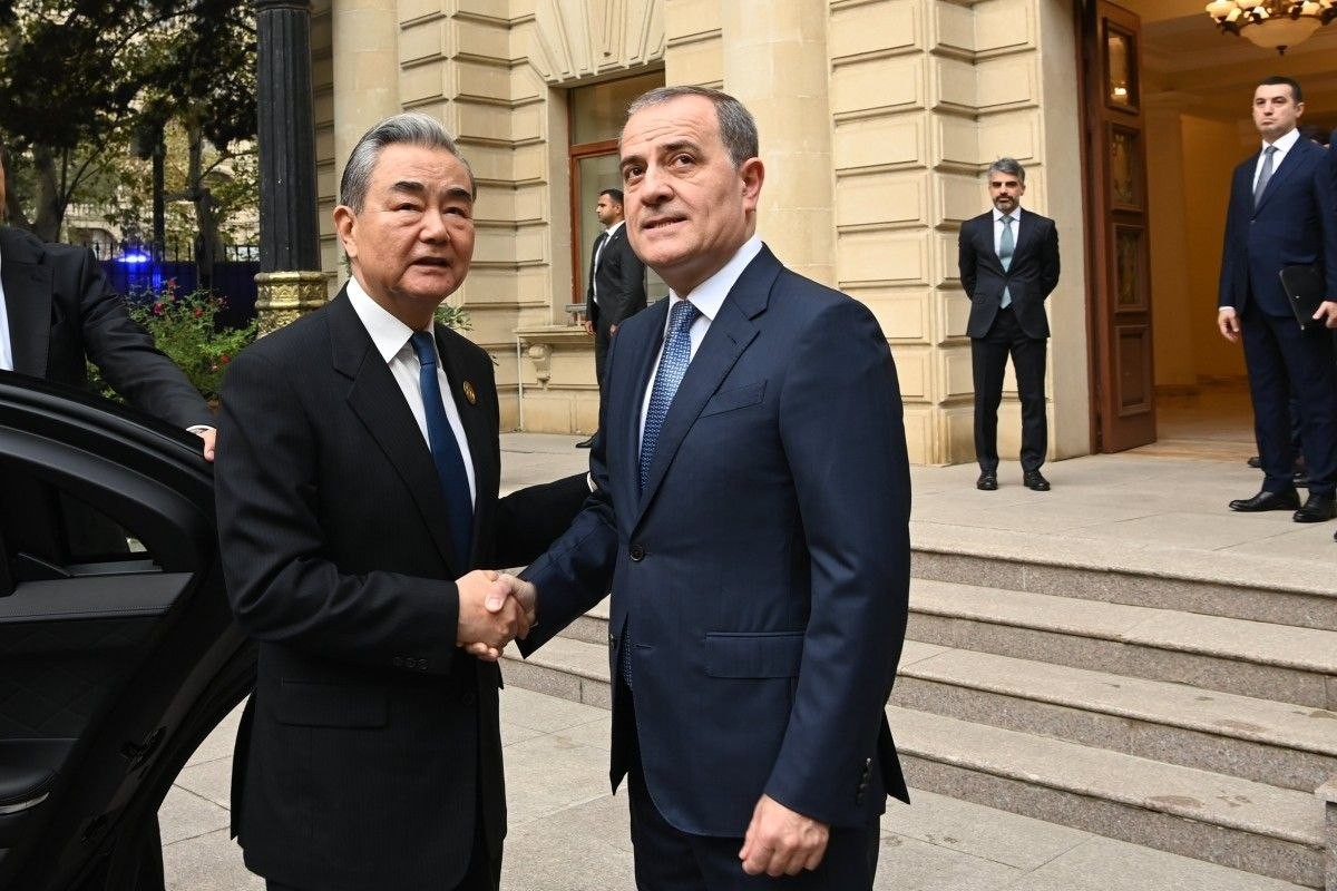 Ceyhun Bayramov Çinin xarici işlər naziri ilə görüşüb