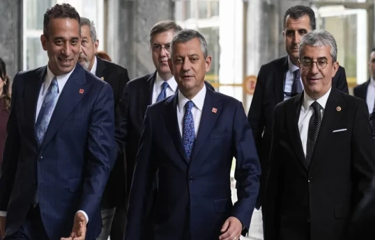 Özgür Özel və komandası CHP-də qurultaya getmək üçün partiya məclisindən istefa verib